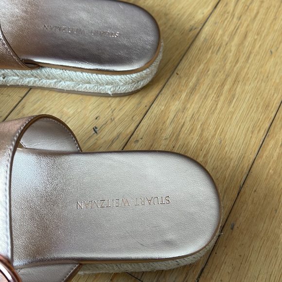 STUART WEITZMAN
Mykonos Metallic Leather Espadrille Sandals. Size 6 - Picture 6 of 10